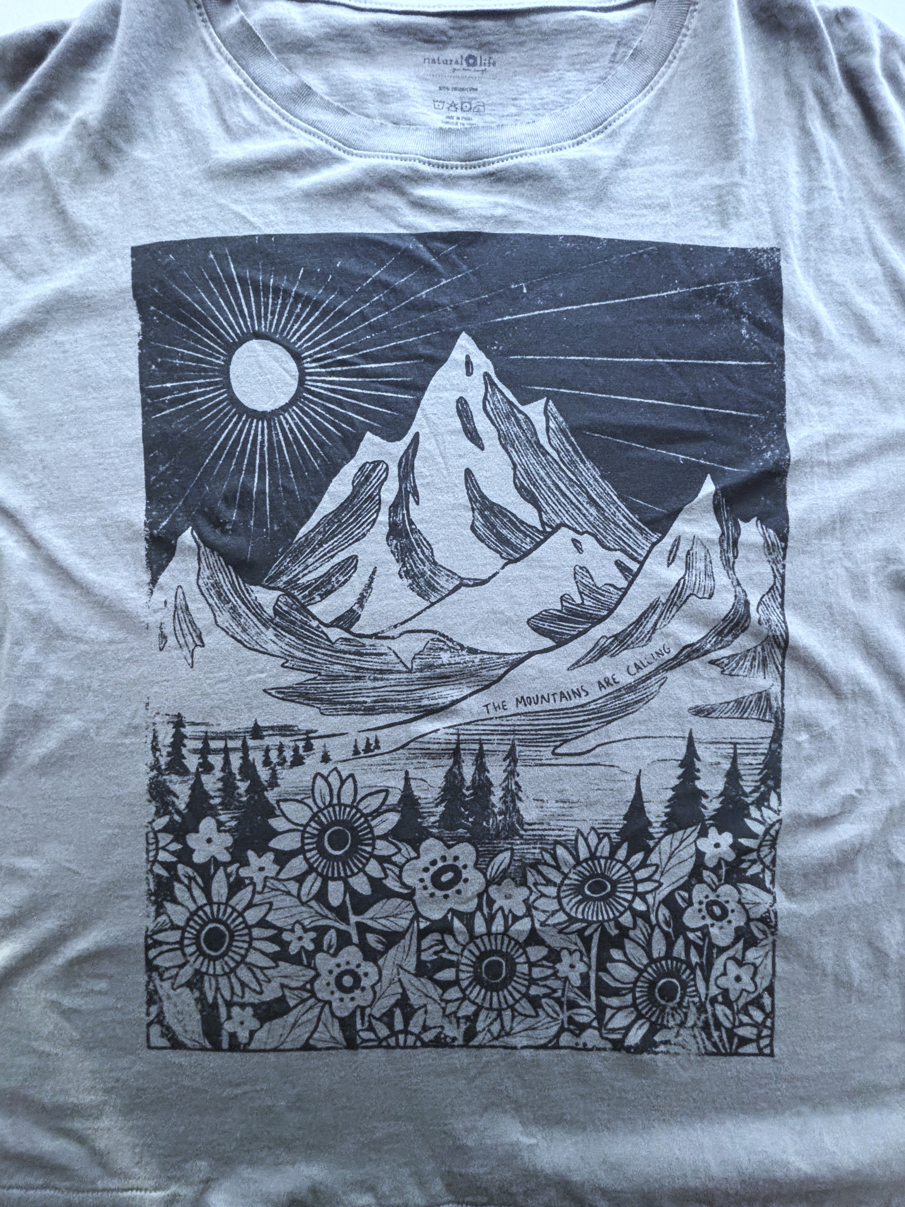 Mountain Landscape Graphic Tee · Women's XL