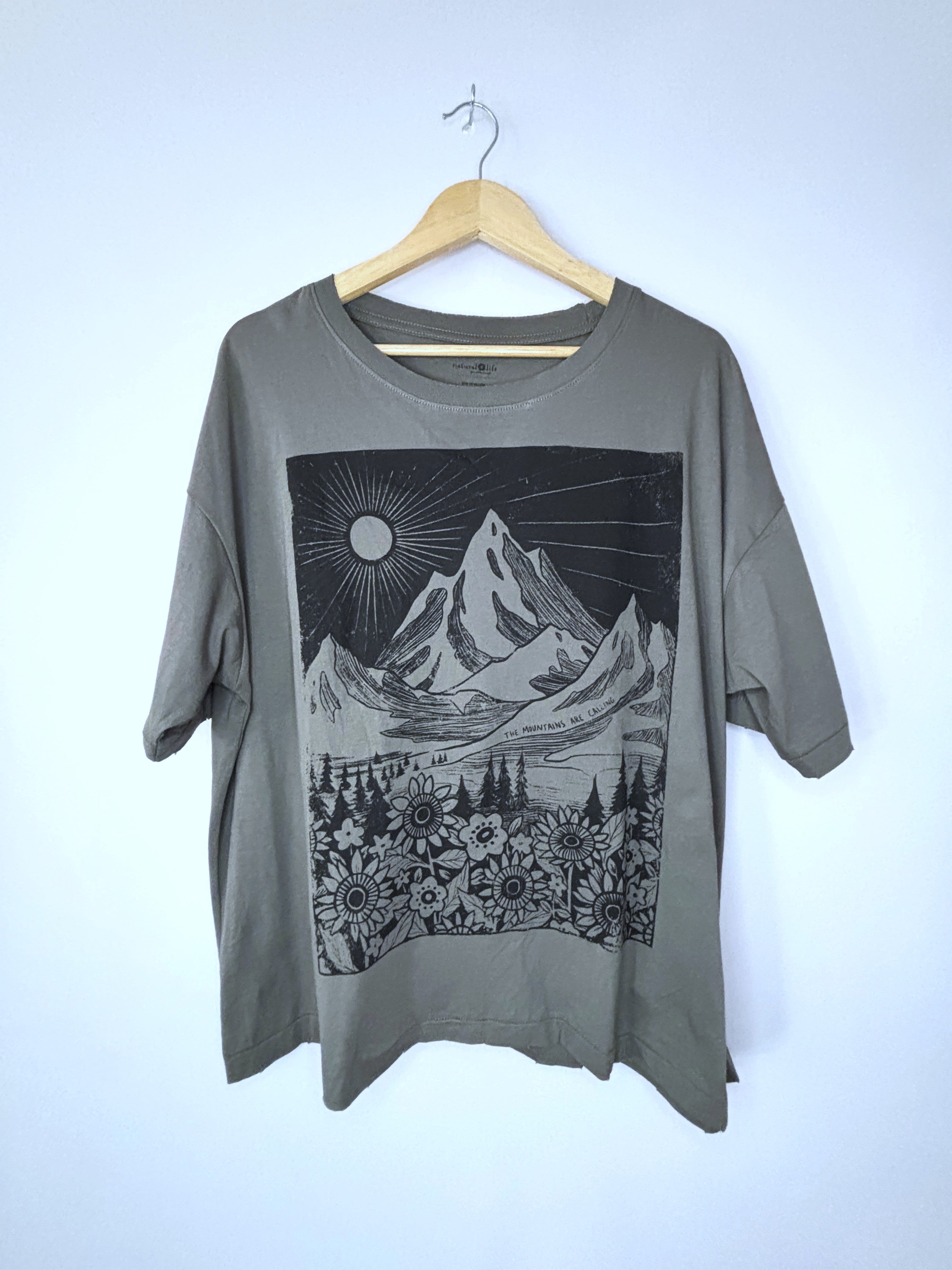 Mountain Landscape Graphic Tee · Women's XL