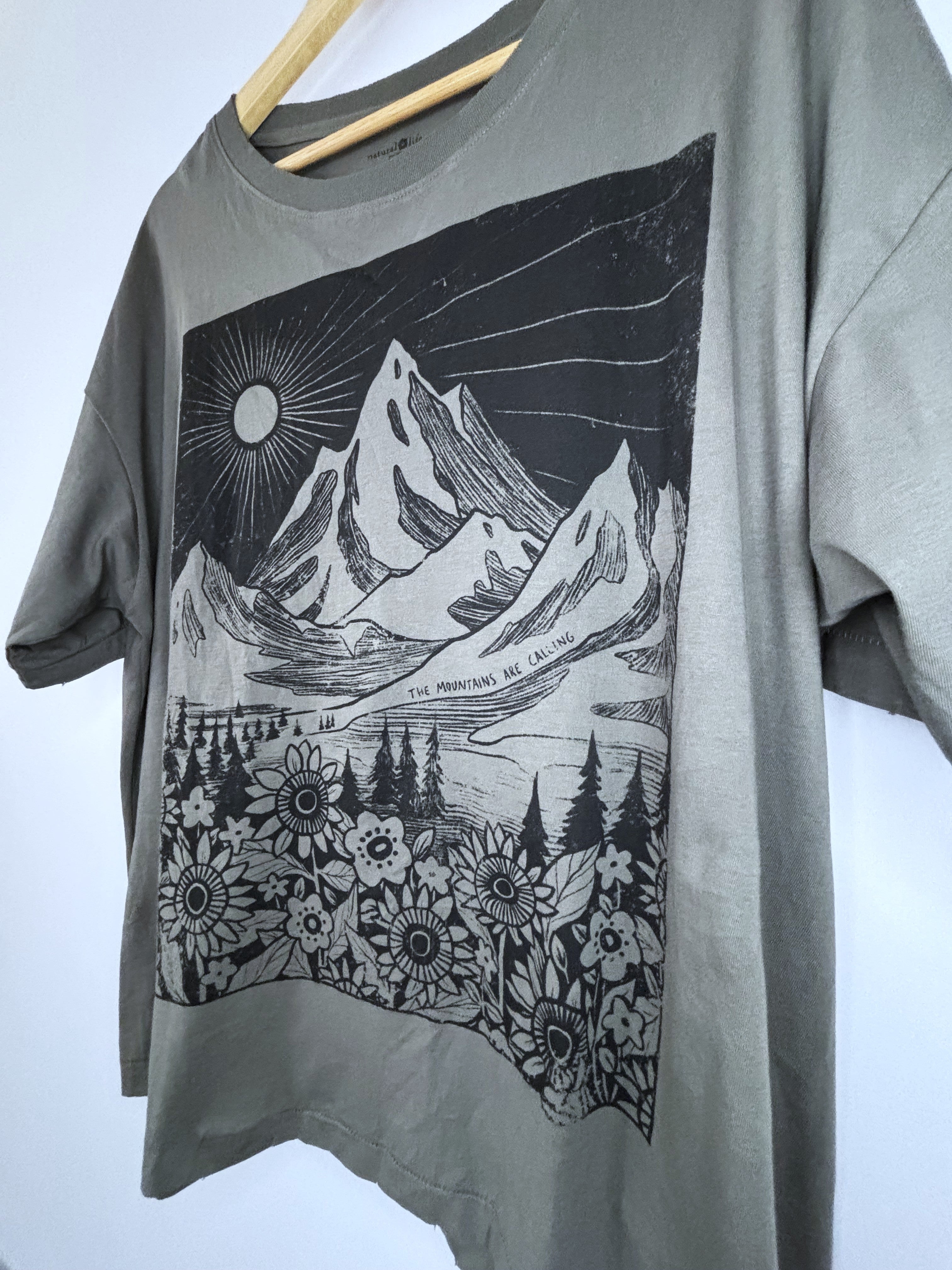 Mountain Landscape Graphic Tee · Women's XL