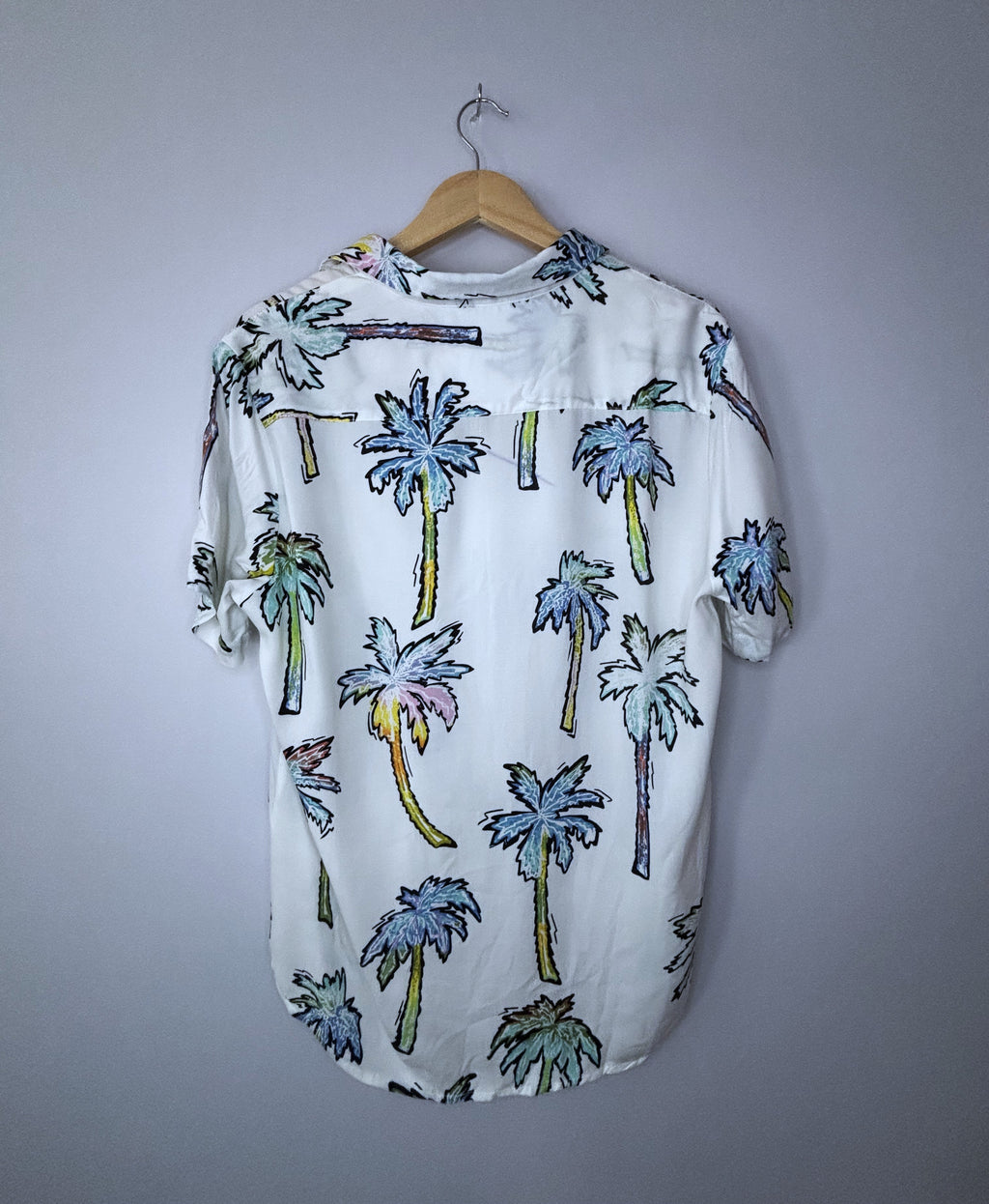 Palm Tree Print Button-Up Shirt · Unisex M